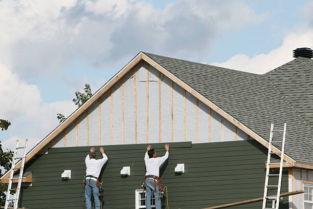 Professional Siding Replacement technician working in Waverly, IL